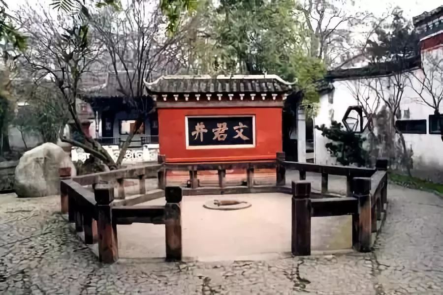 果亲王不仅醉心于游览风景名胜,历史古迹,还专程参访了文翁学堂和鹤山