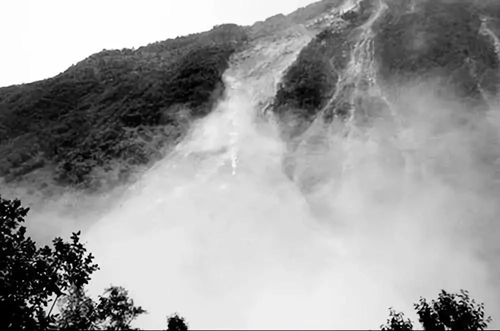 梦山体滑坡泥石流_梦见看见泥石流山体滑坡_女人梦见泥石流山滑坡