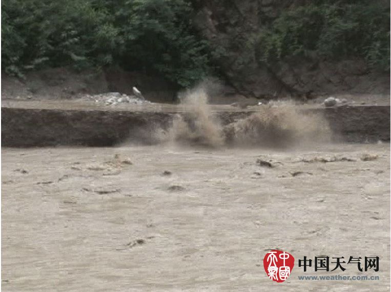 梦山体滑坡泥石流_梦见看见泥石流山体滑坡_女人梦见泥石流山滑坡