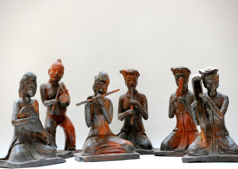 3 2008年6月，“徐氏泥彩塑”被列入第一批国家级非物质文化遗产名录。作品《伎乐陶俑》泥塑