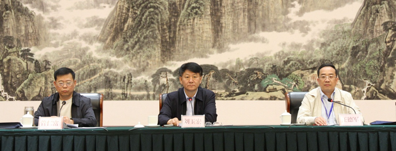 在主席台就座的领导（自左至右）：管仁富、刘玉宏、汪德军