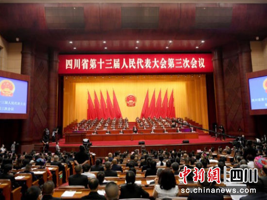 5月9日上午，四川省第十三届人民代表大会第三次会议在成都开幕。安源 摄