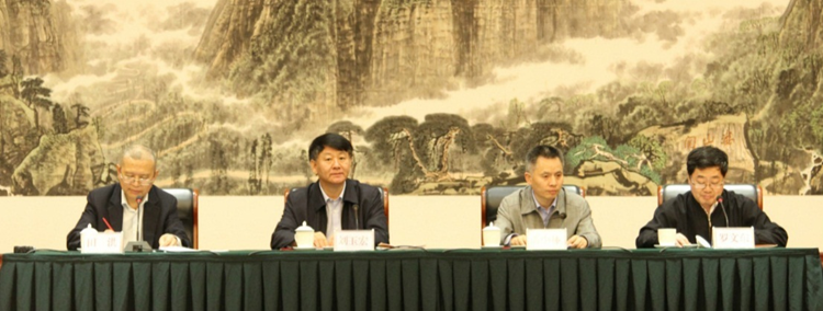 在主席台就座的领导（自左至右）：田洪、刘玉宏、潘小林、罗文东
