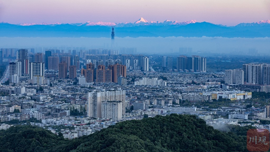 一起在龙泉山眺望雪山下的公园城市