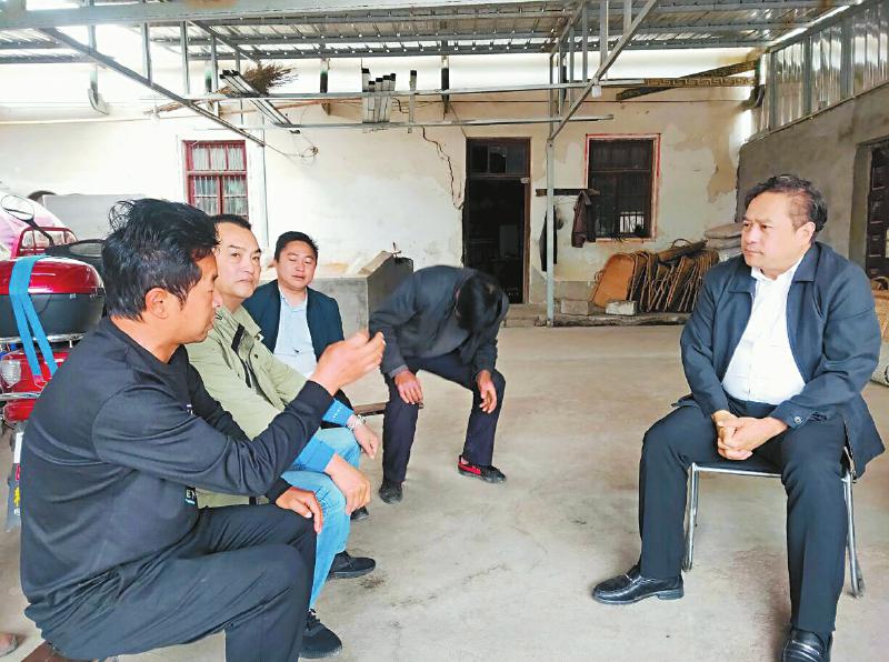 向贵瑜(右)在越西县马拖乡暗访脱贫攻坚工作 受访者供图