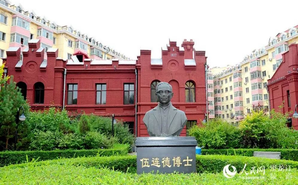 位于哈尔滨医科大学伍连德纪念馆前的伍连德博士塑像(图片来源:人民网