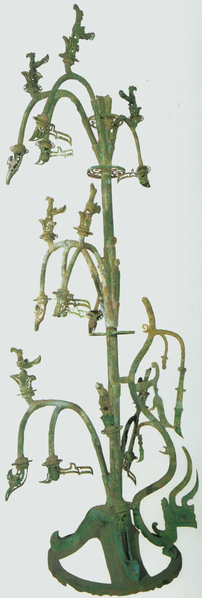 坑中出土的青铜神树(四川省考古研究院提供)