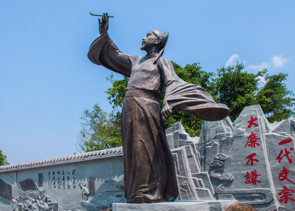 陈子昂铜像(图片来源:封面新闻)