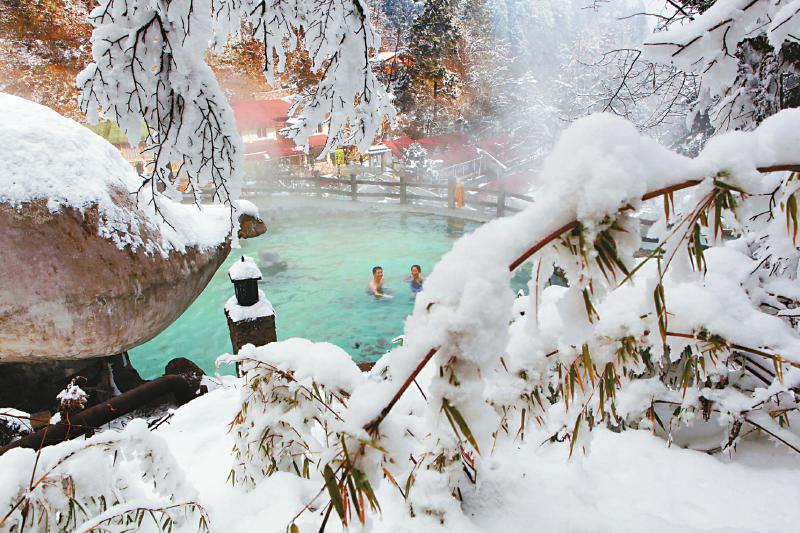 冰雪中的海螺沟温泉(海螺沟景区供图)二郎山喇叭河雪地的小熊猫