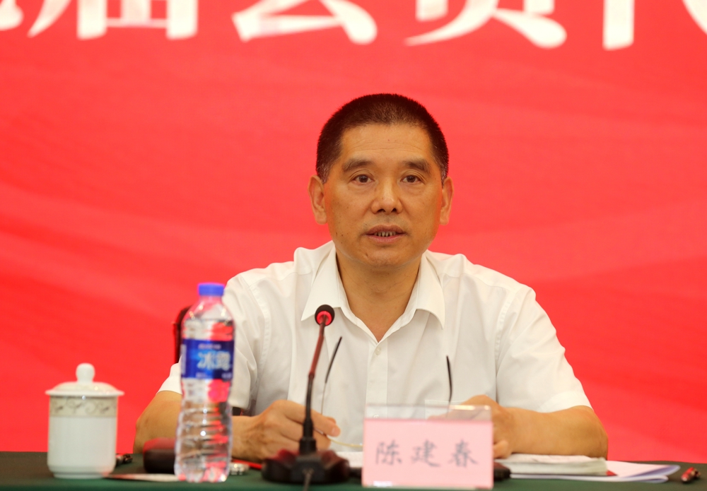 2024年4月13日，陈建春在四川省地方志学会第九届会员代表大会上讲话