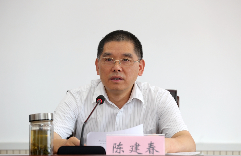 2024年7月12日，四川省地方志办党组书记、主任陈建春在半年工作总结会上讲话