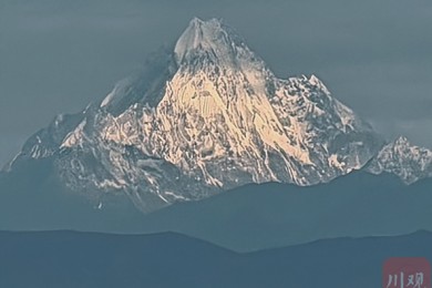 今晨，成都推窗见雪山！